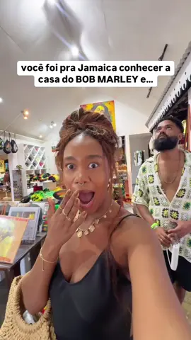Conheci a casa onde Bob Marley nasceu e cresceu e senti coisas que nem sei explicar!!!! Uma paz indescritível, gente! Bob Marley foi um artista muito implicado na luta pela PAZ, união e igualdade! Um querido hahaha  A casa fica junto com o museu e também o mausoléu onde foi enterrada toda a família! Você pode conhecer o local com a ajuda de um guia que te conta tudo sobre essa história emocionante!  A entrada custa 35 dólares por pessoa e eu particularmente achei que valeu cada centavo!!!