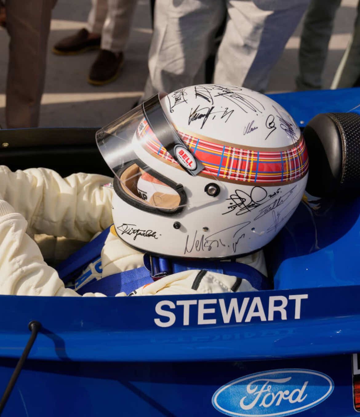 ⭐️ A sus 85 años, Sir Jackie Stewart ha vuelto a pilotar en Baréin el Tyrrell con el que fue tricampeón del mundo de Fórmula 1. 🤩 Pero lo más especial no fue la vuelta. Fue el casco que llevaba: firmado por 20 campeones del mundo que aún están con nosotros. ❤️ Incluido Michael Schumacher. Sí. Michael. Por primera vez desde su accidente en 2013, ha dejado una señal. Con la ayuda de su mujer, Corinna, firmó sus iniciales —MS— en el casco de Jackie. Un gesto pequeño, pero gigante. 🔝 Porque Stewart no volvió por nostalgia. Volvió para recaudar fondos contra la demencia, la enfermedad que hoy sufre su mujer. Y lo hizo como lo ha hecho todo en su vida: con elegancia, con coraje y con un volante entre las manos. #f1 #formula1 #jackiestewart #stewart #tyrrell #1973 #nostalgia #recuerdo #vuelta #gp #baréin #bahraingp #especial #casco #campeones #michaelschumacher #emotivo #increible #automovilismo #motor #deportesentiktok
