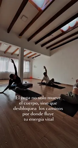 Disfrutando cada vez más… les super recomiendo @Analight yoga  #yoga #yogapose #yogatime #breathe #bepresent #breathing #yogaclass #cumbaya 