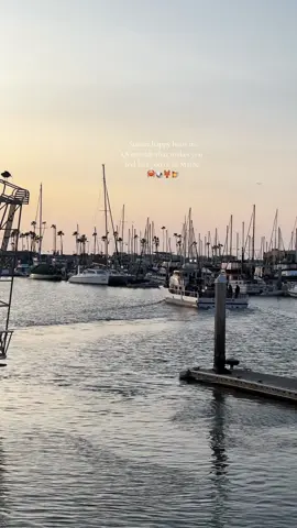 Dresmiest spot in Oceanside, CA for a happy hour sipper and some bomb tacos!  Go visit the Light House Oyster Bar & Grill and experience a little east coast vibe!!! ⛵️✨🦞🦀🐚 #sunset #date #dateideas #tacos #oceansidecalifornia #boats #maine 