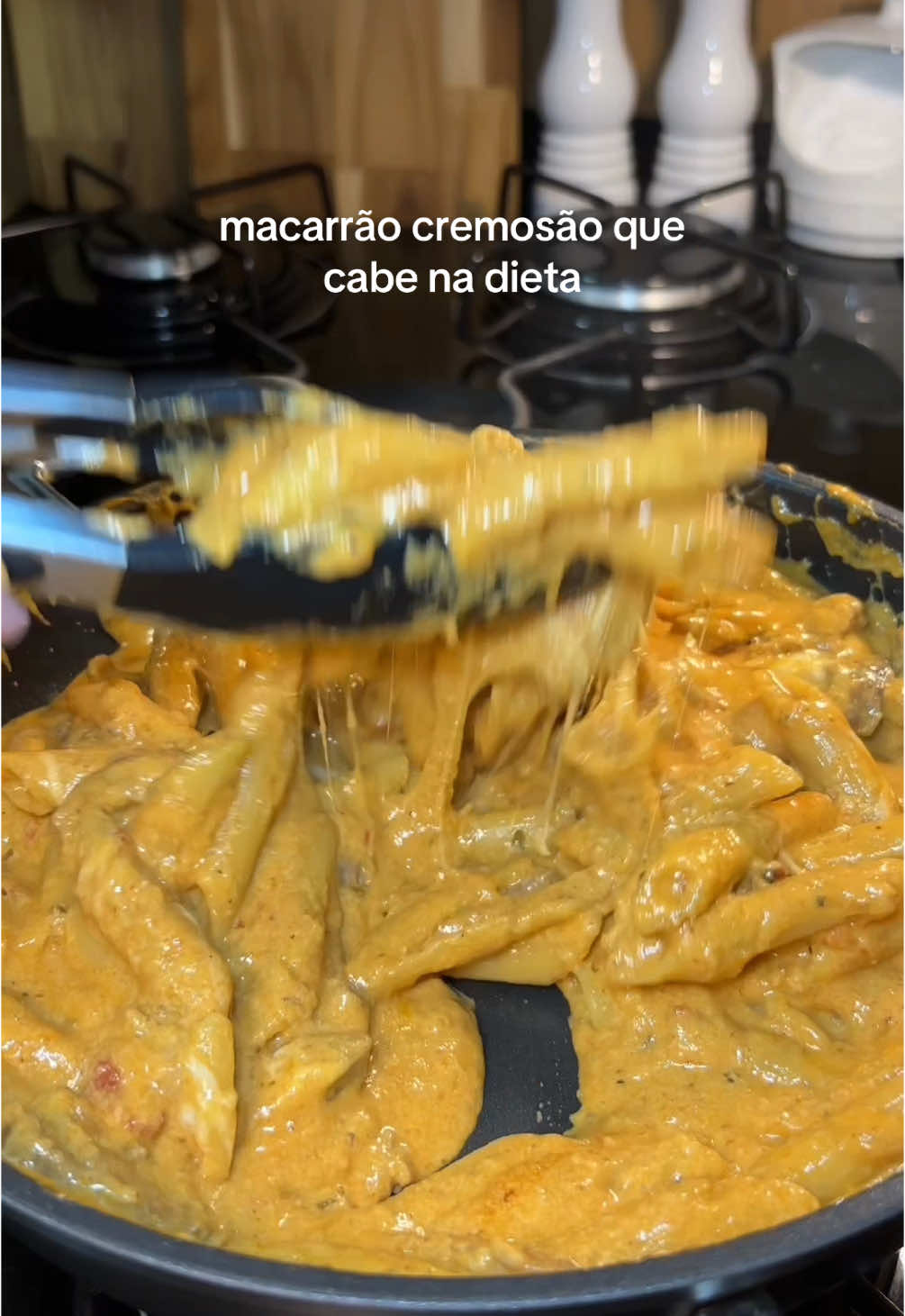 Macarrão cremoso e super prático 😮‍💨 Ingredientes 2 pessoas ( ajuste conforme a sua dieta)  280g de patinho bem fininho 150g de macarrão cru 100g de molho de tomate 400ml de leite desnatado 2 fatias de queijo 1/2 cebola Margarina light p/ untar Sal e pimenta a gosto Modo de Preparo  Em uma panela ou frigideira, unte com margarina light. Adicione a carne e não mexe! Espera ela quase ficar branquinha por cima, aí sim, vira e dá aquela mexida. Acrescenta a cebola, mistura e deixa refogar rapidinho. Entra o molho de tomate, mistura de novo. Agora vem o truque: joga o macarrão cru e deixa ele dar uma leve tostadinha no fundo... 👉 esse fundinho é o sabor que a gente respeita! Adiciona parte do leite, mexe e deixa cozinhar. Vai mexendo de vez em quando, e quando começar a secar, adiciona o restante do leite. Quando o macarrão estiver al dente e cremoso, acerta o sal (se precisar) e finaliza com as fatias de queijo. Mistura bem e… pronto! Um macarrão cremoso Dica valiosa: Se for fazer pra mais de uma pessoa, reserva a carne e mistura no prato! ( fica mais fácil de contabilizar os macros)  #m#macarraor#receitasfitd#dietf#Fitnesse#emagrecimentod#dietaf#fitr#receitassaudaveisr#receitasfaceisreceitas