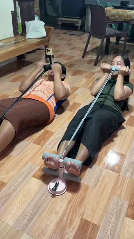 Goak kopa naman magpapayat this year🥹 #doublesuctioncup #situpbar #excercise #fyp 