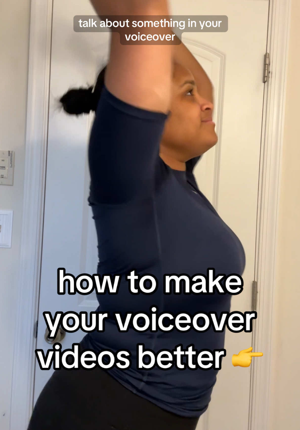 The secret is to speak about things that are NOT in your video 🤌🏼 #voiceovertips #howtocreatecontent #voiceovertutorial #creatorsearchinsights #creatortipsandtricks #creatortips #howtogrowontiktok #fulltimecreatortips 