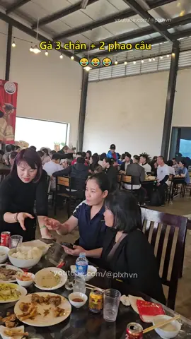 Gà 3 chân + 2 phao câu 😂 #luadao #nhahang #amthuc #anuong #chuyenla #docla #doclavietnam #tinnong #xuhuong 