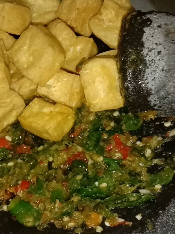 Menu darurat tengah malam..kalian gini juga gak sih sambal lagi sambal lagi 😂 #makanan #makananpedas #masakansimple #masakdirumah #makan 