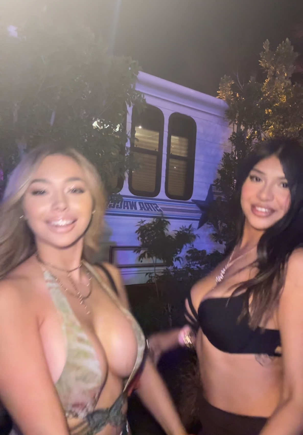 Ur fav brunette and blonde duo 🪩🤗💓🥰 @Val #coachella 