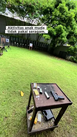 maaf aku bukan berseragam 😉