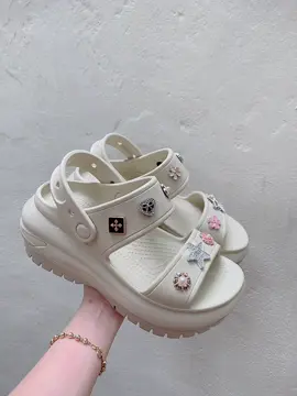 Lên charm cho c khách xinh nhà e 🥰🥰 Dòng sandal mega này phải nói là quá hot hòn họt rồi #crocs #crocssandals #megasandal #authentic #crocsauth 