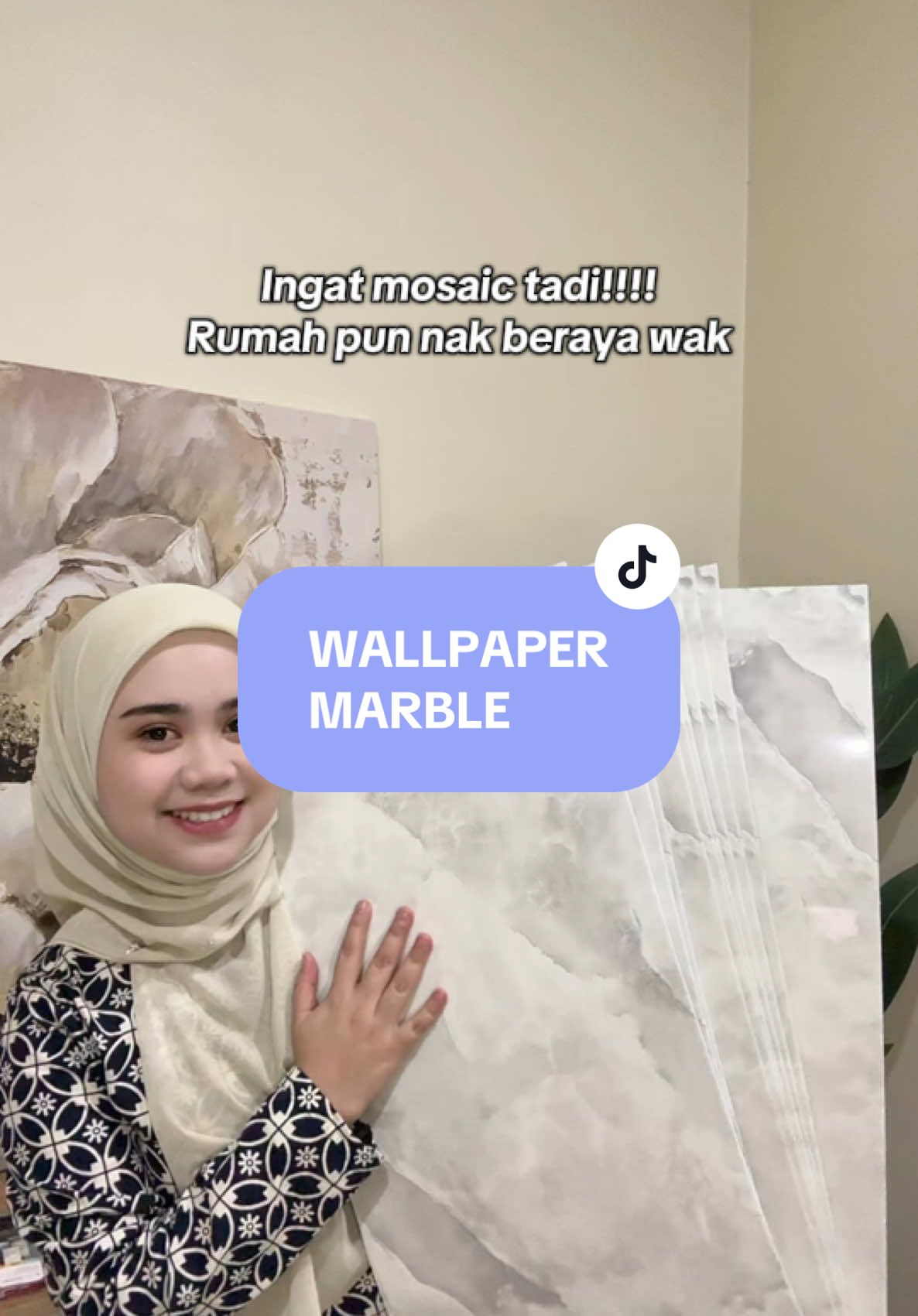 Sempat lagi nak berhiasa open house ni. Tetamu datang nampak berseri aje  #wallpapermarble #decorationrumah 
