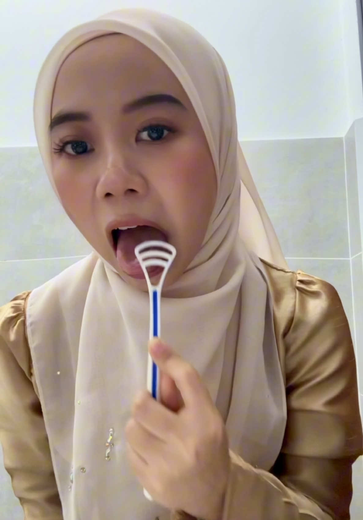 Dah gosok gigi jgn lupa gosok sekali lidah tu baru lahh bersih wangi mulut.  #pembersihlidah #mulutberbau #yandy #pembersihmulut #mulutwangi #nafassegar 