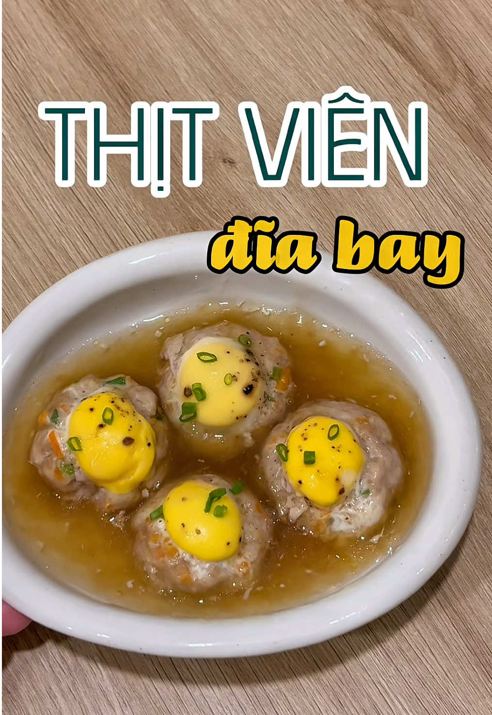 Thịt viên đĩa bay 🤣 món tui tự chế tên á. Chứ nó là thịt viên hấp trứng cút nhen. Nhìn xinh xắn dễ thương hem, nấu kiểu này thịt không bị khô, ăn với sốt sệt sệt nữa nên bé dễ ăn nè.  Món này tui học trên “Tiểu hồng thư” á  Cre idea: 423785895 #mebimsua #blw #andam #nauan #momlife 