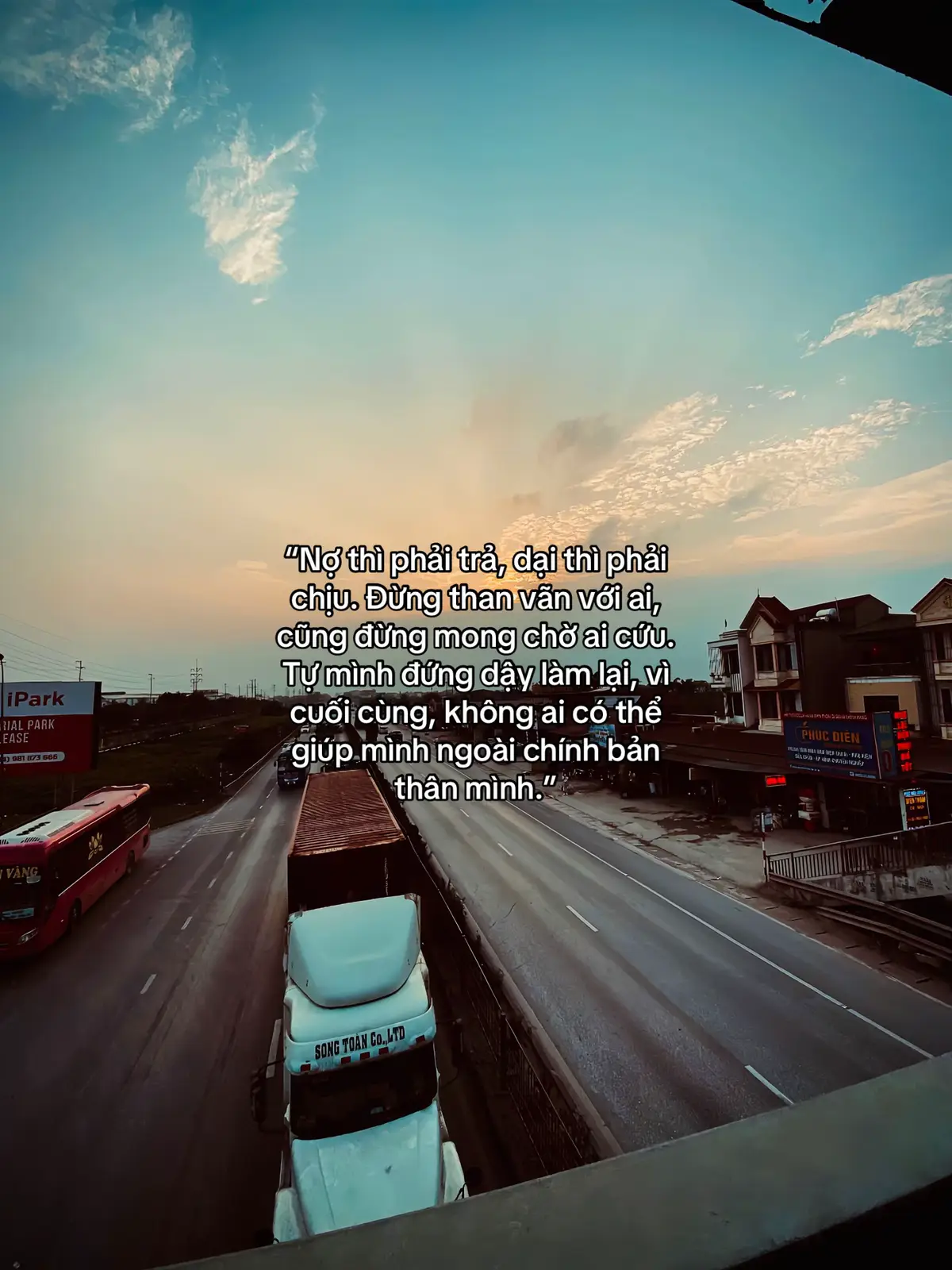“Nợ thì phải trả, dại thì phải chịu. Đừng than vãn với ai, cũng đừng mong chờ ai cứu. Tự mình đứng dậy làm lại, vì cuối cùng, không ai có thể giúp mình ngoài chính bản thân mình.”#xh #tâmtrạng 