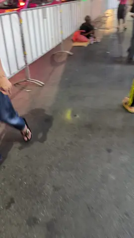 เห็นคุณลุงนั่งอยู่คนเดียวบนถนนเยาวราช เลยเข้าไปถามว่าลุงหิวข้าวมั้ย ลุงบอกหิวเลยเดินไปซื้อข้าว น้ำ ขนม มาให้คุณลุงกิน . . . . . . #ช่วยเหลือ #volunteer #คนไร้บ้าน #เยาวราช #แบ่งปัน #แชร์