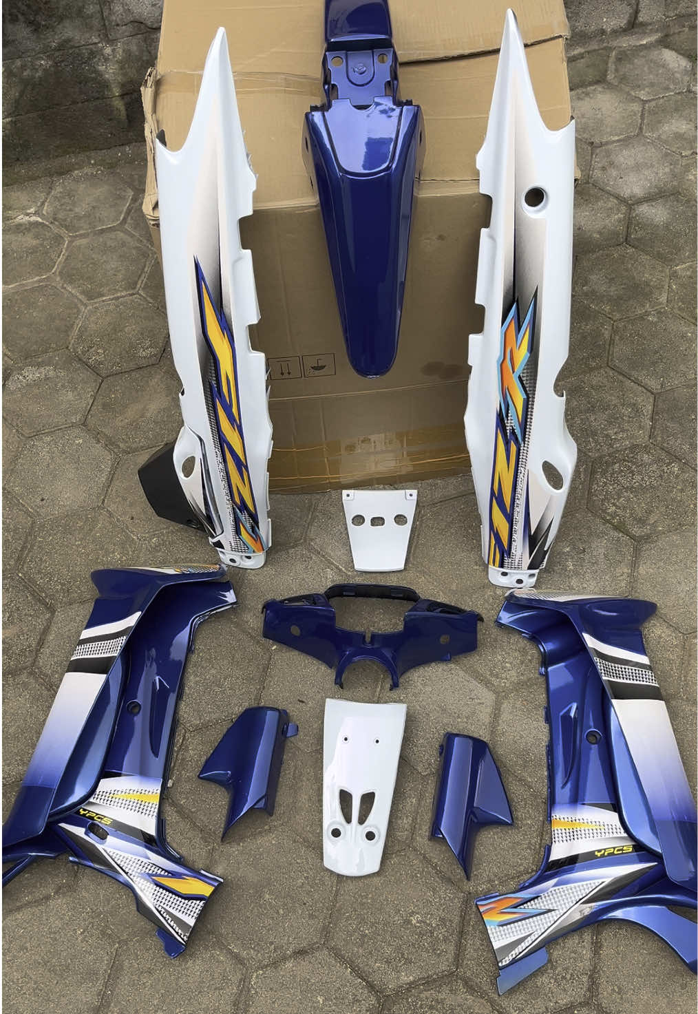 Full cover body halus fiz r set stiker warna putih biru Cat Pake Pu Clear Hs Include -Batok depan -Slebor depan set cover shock -Sayap luar dalam kanan kiri -Body samping set -pad belakang -Box accu kwalitas bagus mirip dengan original presisi bahan tebal dan ok tanyakan stok sebelum membeli pastikan sebelum melakukan transaksi cek terlebih dahulu untuk menghindari salah warna & salah ukuran dll. Sudah tertera untuk HARGA SESUAI VARIASI & FOTO di produk selamat berbelanja #fizr #agstyle5km #fizrindonesia #fizr_2stroke #twostroke #2strokelover #2strokeindonesia #fyp 
