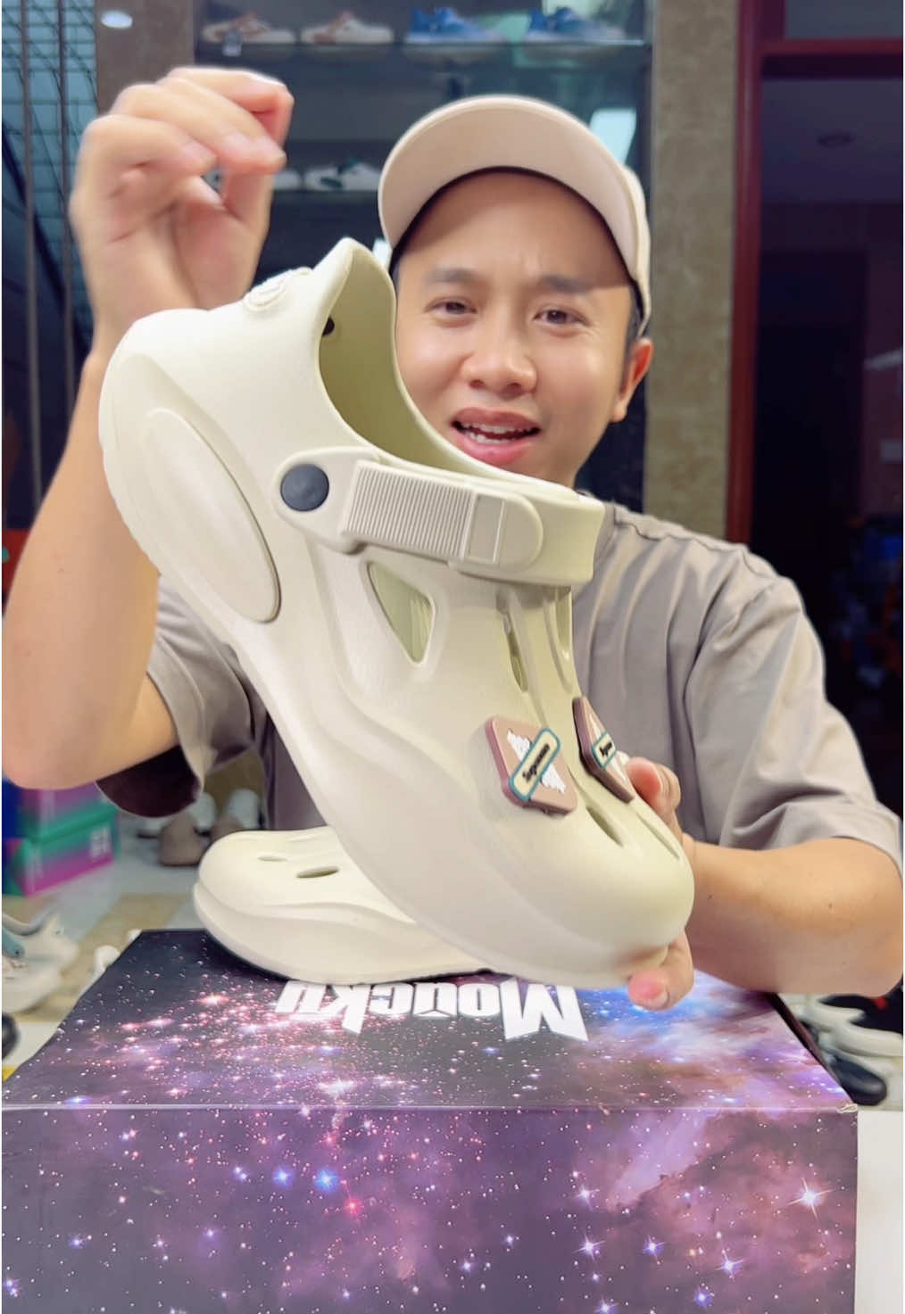 Màu be vẫn cứ là hottrend của năm nay luôn đấy ạ #manhgiay #manhbangiay #giaynam #giaynu #giaydimua 