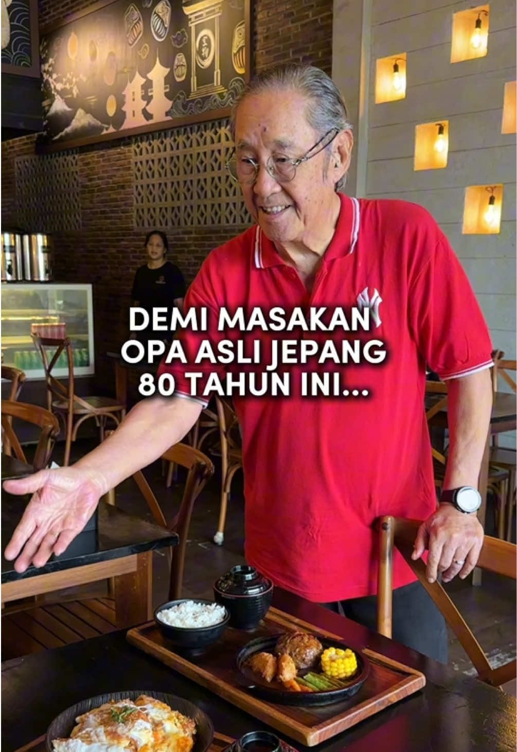 Dimasak langsung sama orang Jepang, tapi harganya termasuk affordable lho. Ternyata opa-nya ini 30 tahun lalu pernah buka resto Jepang di Little Tokyo, Blok M. Dan Takaramono ini restoran Jepang punya anaknya. Bisa jadi rekomendasi restoran Jepang di Gading Serpong. 📌 Makanannya no pork, no lard, no alcohol/mirin. Tapi mereka masih jual minuman ber-alkohol. 📍Takaramono Gading Serpong #TTPetualangPro #kuliner #kulinertangerang #kulinergadingserpong #takaramono 