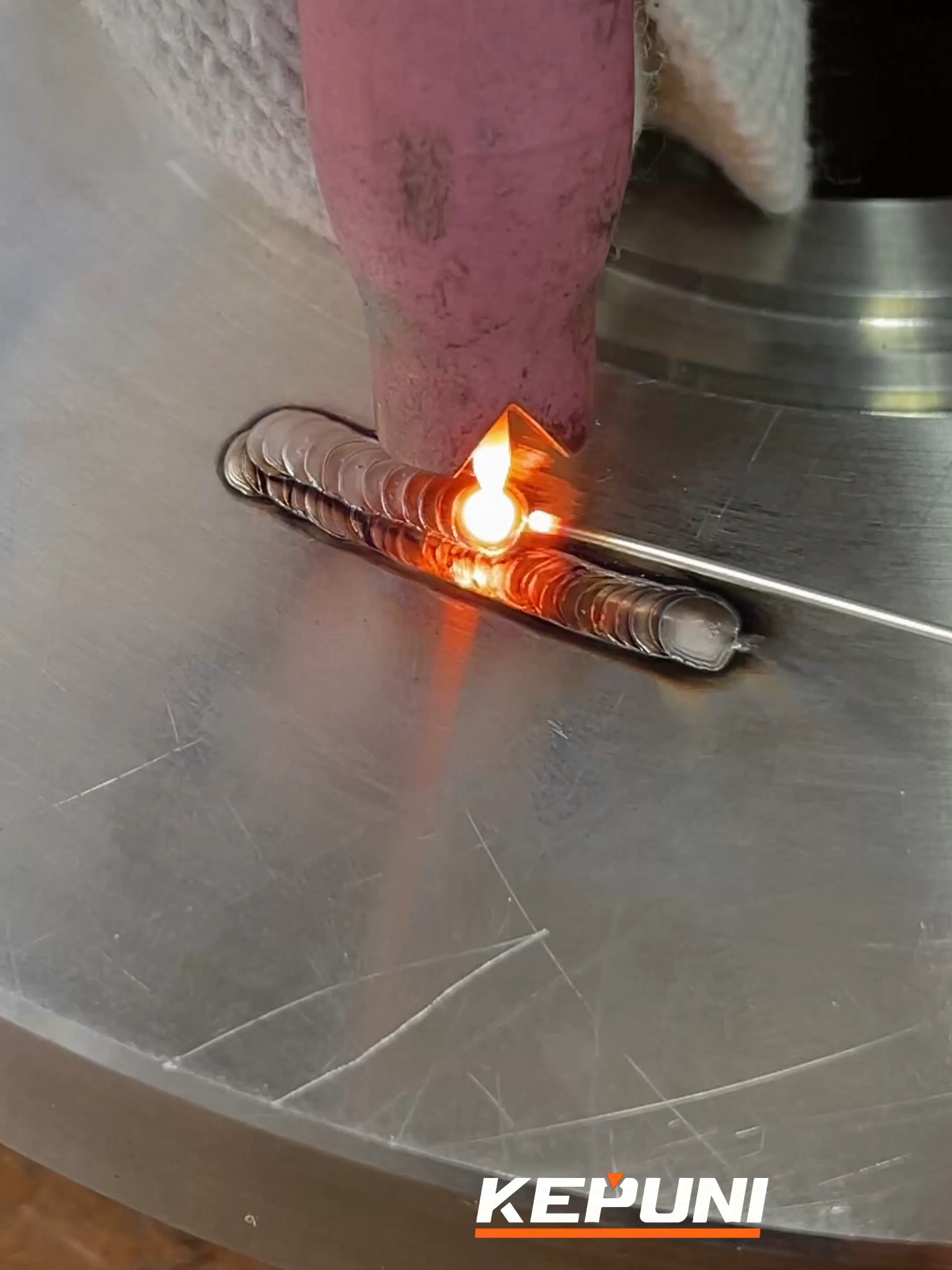 The operation is simple. The focus is on the solder joint color - you can 'see' its temperature! #welding #welder #weld #tigwelding #KEPUNI #coldwelding