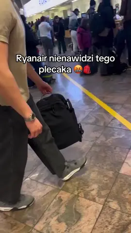 Najlepszy bagaż podręczny dla podróżujących! Zmienił moje podróże o 180 stopni 🫠#wakacje #podróżowanie #wakacyjnyvibe #packwithme #bagażpodręczny 