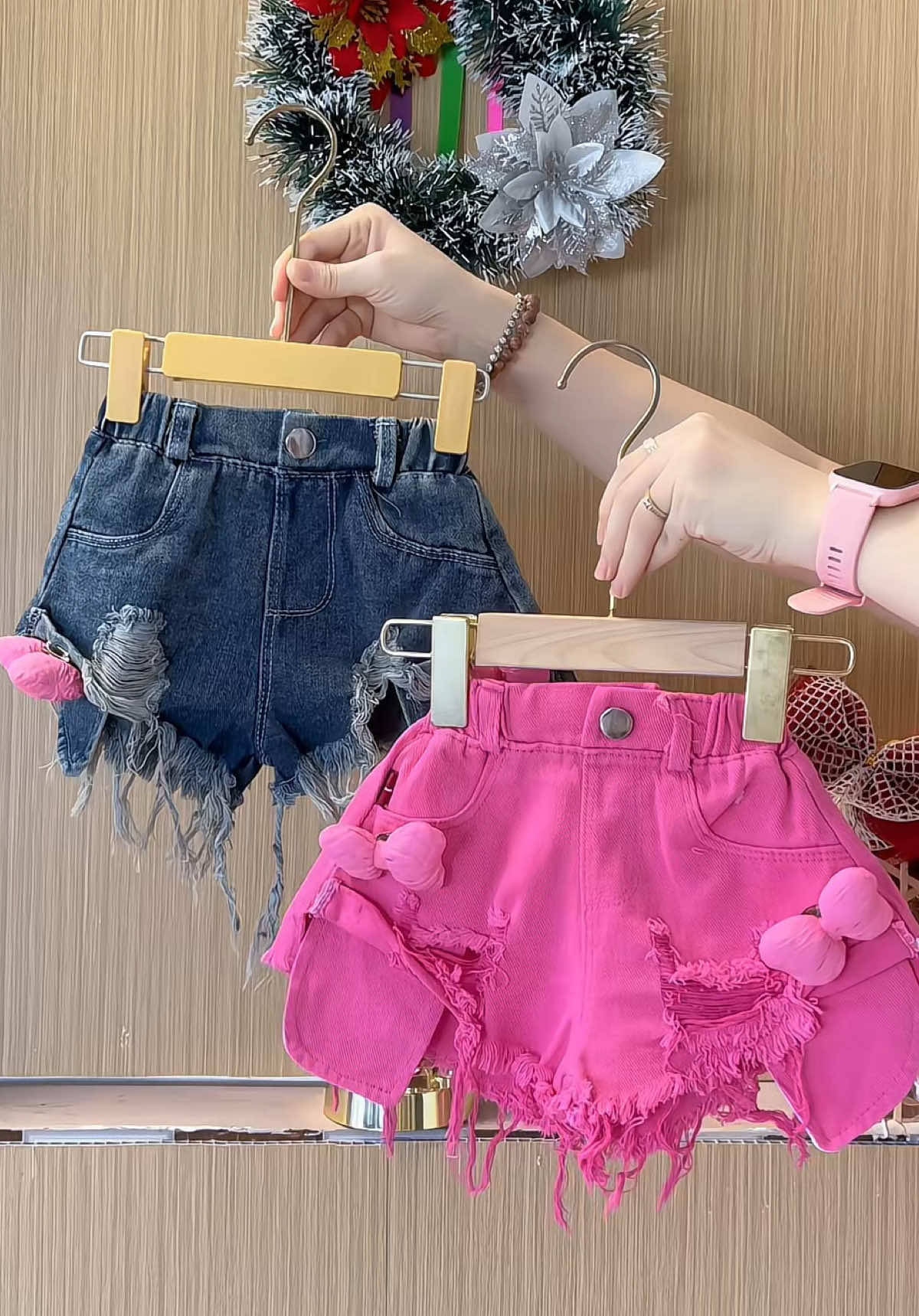 Quần short xinh có gắn nơ cho bé, có 3 màu cho ba mẹ lựa chọn nhé. #thờitrangtreem #thoitrangbe #doxinhchobe #quanshort #quanjean #quanbe #quanbegai #xuhuong #mebereview 