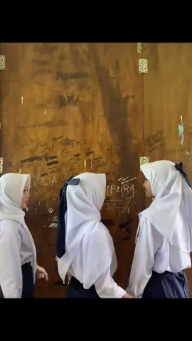 harusnya dasi nya warna pink biar coquette abis #fyp #xybca #4u #moots? #foryoupage #tiktokpelitfyp #mood #fypdong #sekolah #pertemanan #virall #fotolive #tmg24jam #coquette #coquettegirl @adel @farah @zfny 