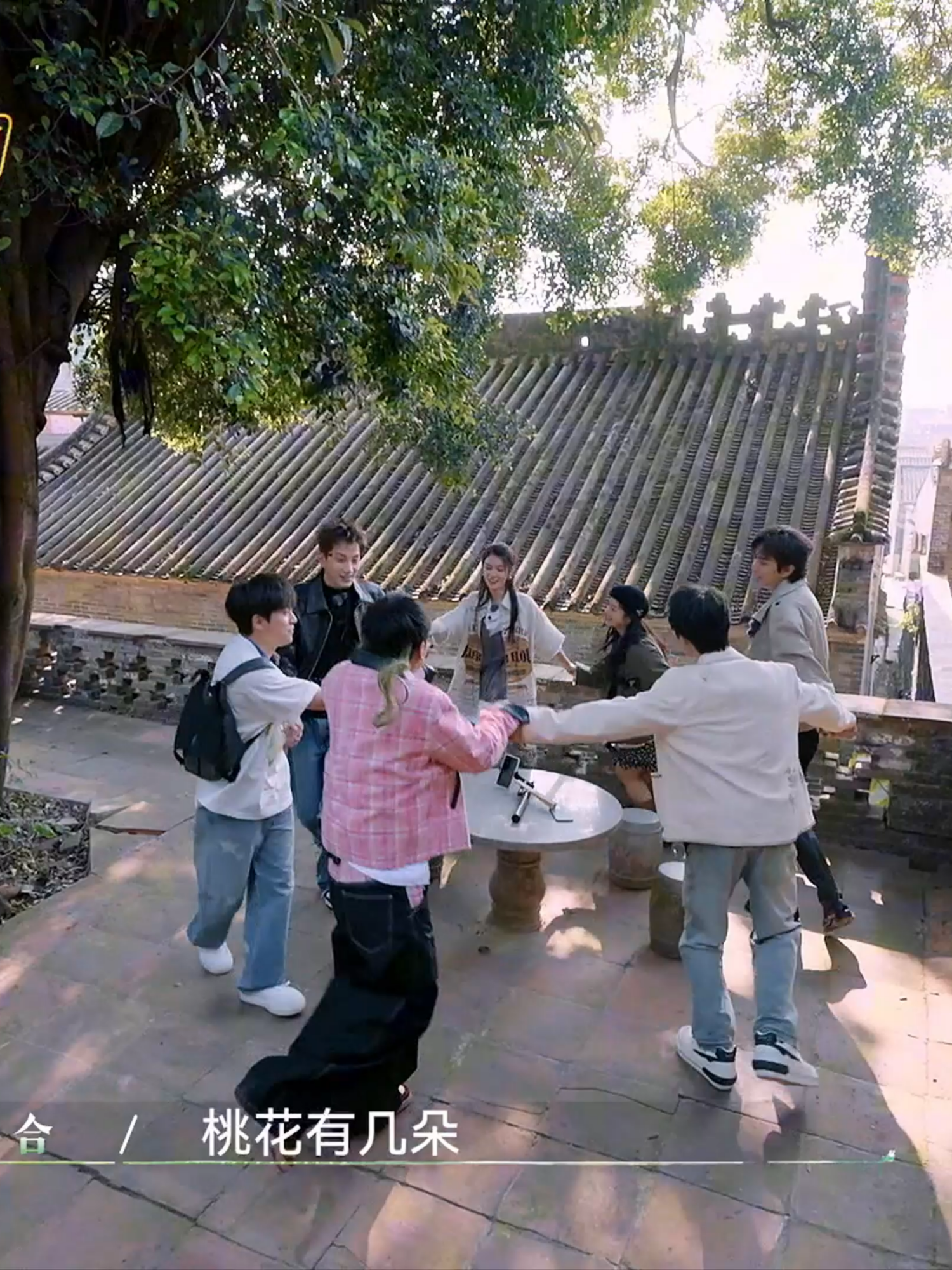 [CLIP· After getting left out while playing games, #WuYuheng went shopping with #WuYi ] Watch full episode➡ https://d.mgtv.com/zb-fde #JoyfulGrownUpsS2 【#吴宇恒 玩游戏落单后，和 #武艺 一起去买东西】 完整版观看请前往：https://d.mgtv.com/zb-fde  #快乐的大人2