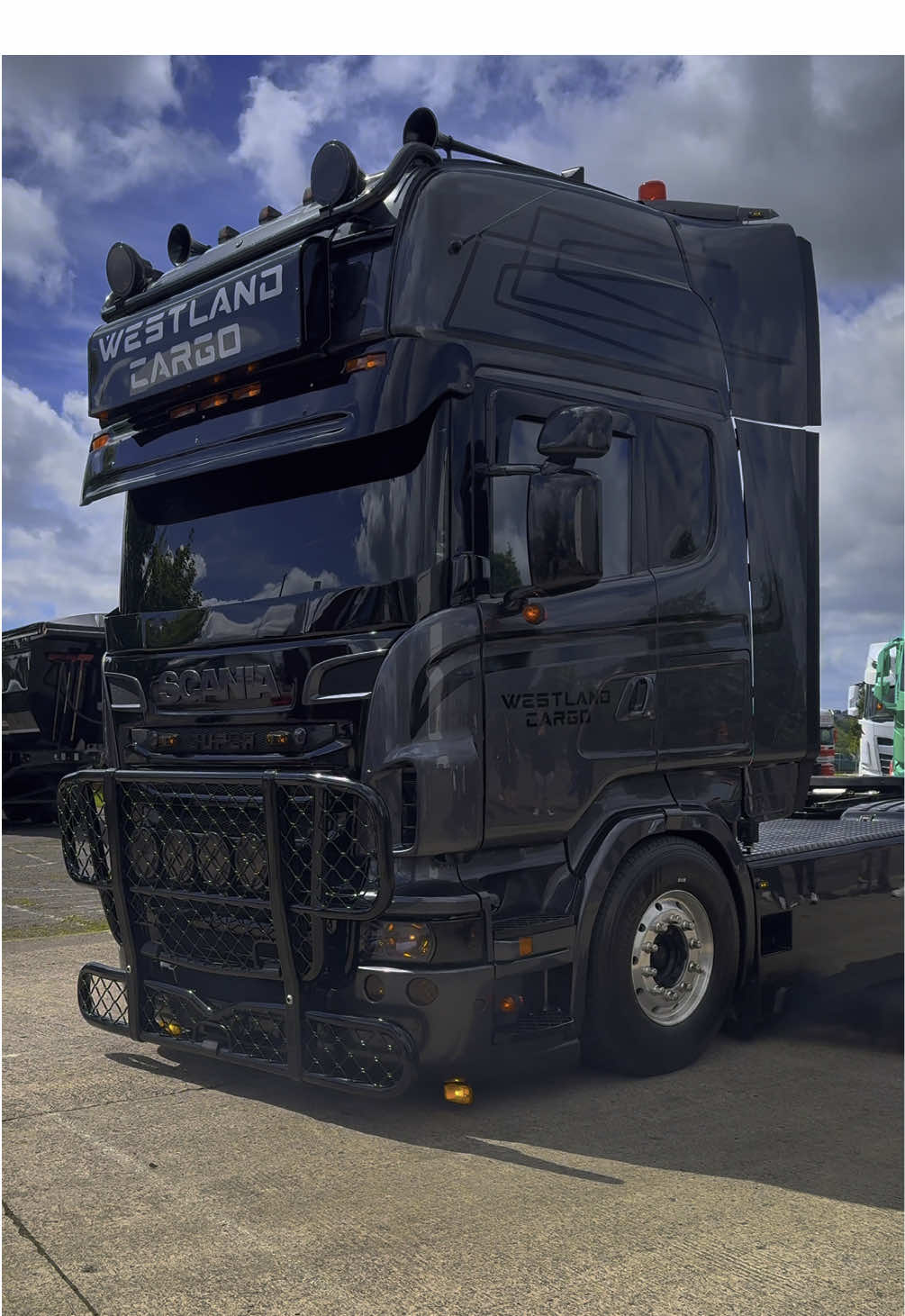 ⚫️ 𝐖𝐞𝐬𝐭𝐥𝐚𝐧𝐝 𝐂𝐚𝐫𝐠𝐨 ⚫️ . . 𝐃𝐫𝐢𝐯𝐞𝐫: ? . . @@Scania France . . #scania #westlandcargo #sca#scaniav8aniatrucks #oldschool00v8  #oldschool #scaniapower #scaniatruck  #truckdriver #pourtoii #trucklife #trucking #catsoftiktok  . . ⚠️ Attention, je vous remercie de respecter mon contenu.  Vous êtes autorisés à partager mon contenu en story où a le republier sur Tik-Tok etc.  En revanche, il est strictement interdit de télécharger mes vidéos ou Photos pour les reposter sur d’autres compte au réseau sans mon autorisation écrite ou sans m’identifier clairement.  Merci de votre compréhension et de votre soutien.