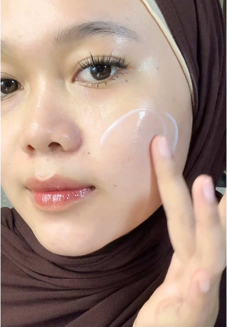 ada yang pake ini jg??🤩jgn diem aja dong kasih riview ini kan bagus jadi harus pd tau😭🫶🏻#antipanikdibawahterik #sunscreenviral #fyp 