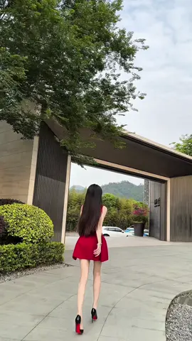 Giày cao gót đế đỏ luôn là cái gì đó rất cuốn hút 🫶👠  #AIOutfit #Outfit #outfitideas #aitransformation #AI #giaydedo #caogotdedo #louboutin #fashion #StreetFashion #StreetStyle #gaixinh #thoitrangtiktok #trending #ftypシ 