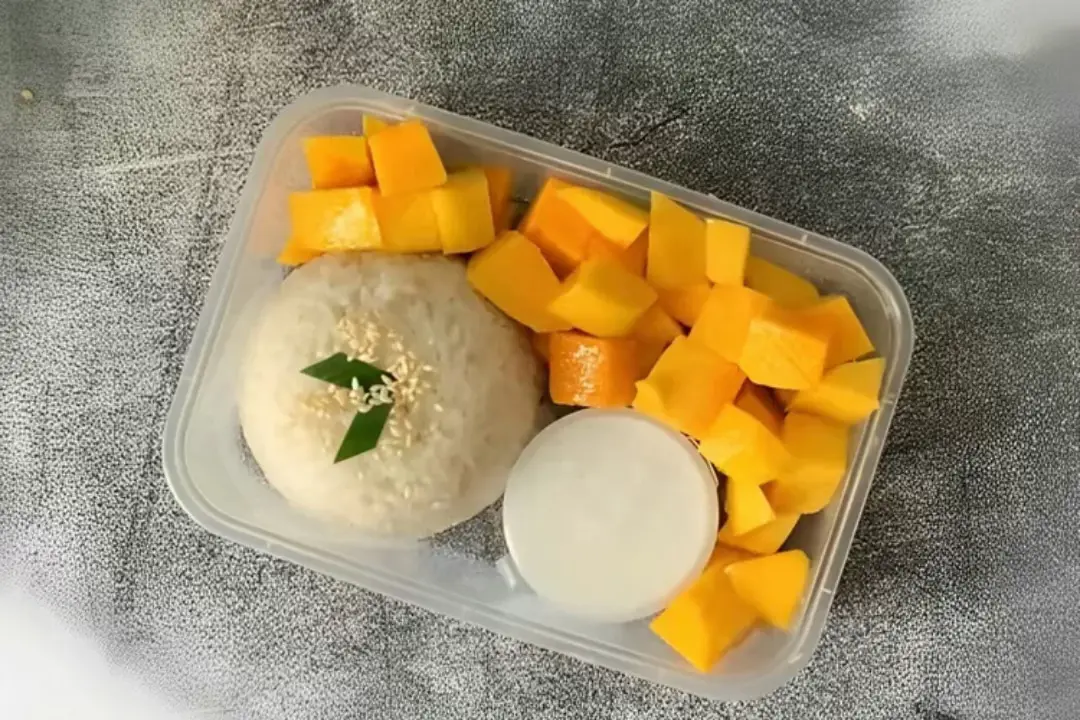 Resep Mangga (Harum Manis lebih mantap) Kukus Nasi Ketan : 250 g beras ketan ( sebelumnya di rendam kurang lebih 2 jam) 65 ml santan instan 185 ml air Sejuput garam Daun pandan Wijen (optional) Keju (optional) Resep saus vla : 250 ml susu evaporasi  250 ml air 2 pcs santan instan 5 sdm Gula putih 1/2 sdt garam 1 sdm maizena (di larutkan dahulu) Masak hingga mengental Duh kangen banget sama manggo sticky rice, ngiler 🤤 belum musim mangga nya 🥲
