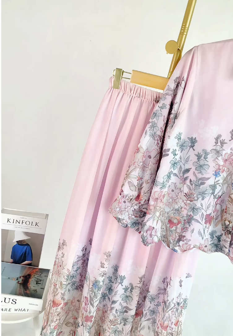 Tampil anggun dan percaya diri dengan Alisa Set Rok. Sentuhan feminin yang sempurna untuk hari istimewamu.  #setrok #fashionkece #trendystyle #OOTD 