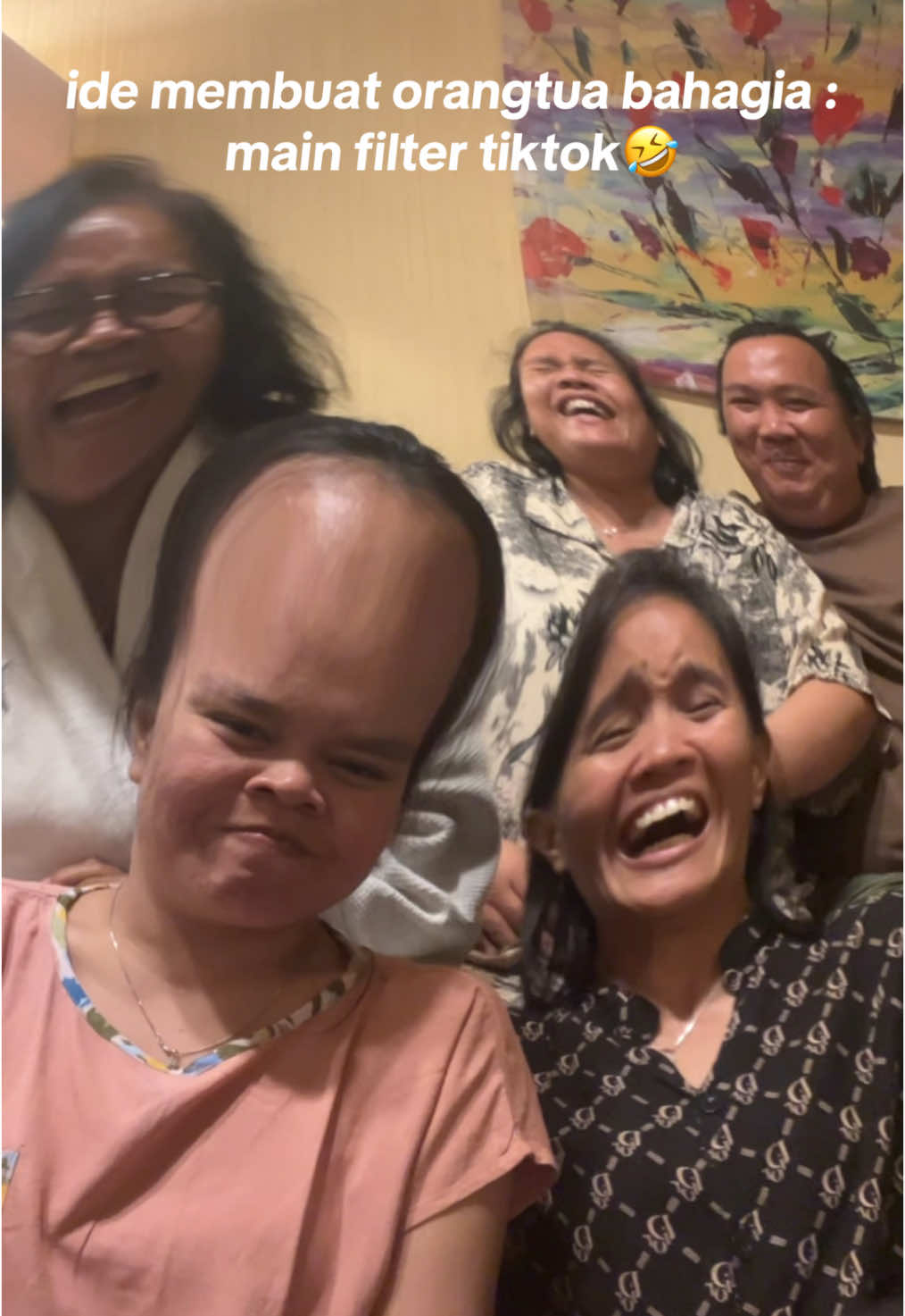 knapa ya ketawa mamak itu menular??🤣 #funnyvideos #family #familytime #gamerentiktok #filterchallenge #filterwajahlucu #filtermerubahwajah #fyp #fypage #viraltiktok #keluarga #liburankeluarga 