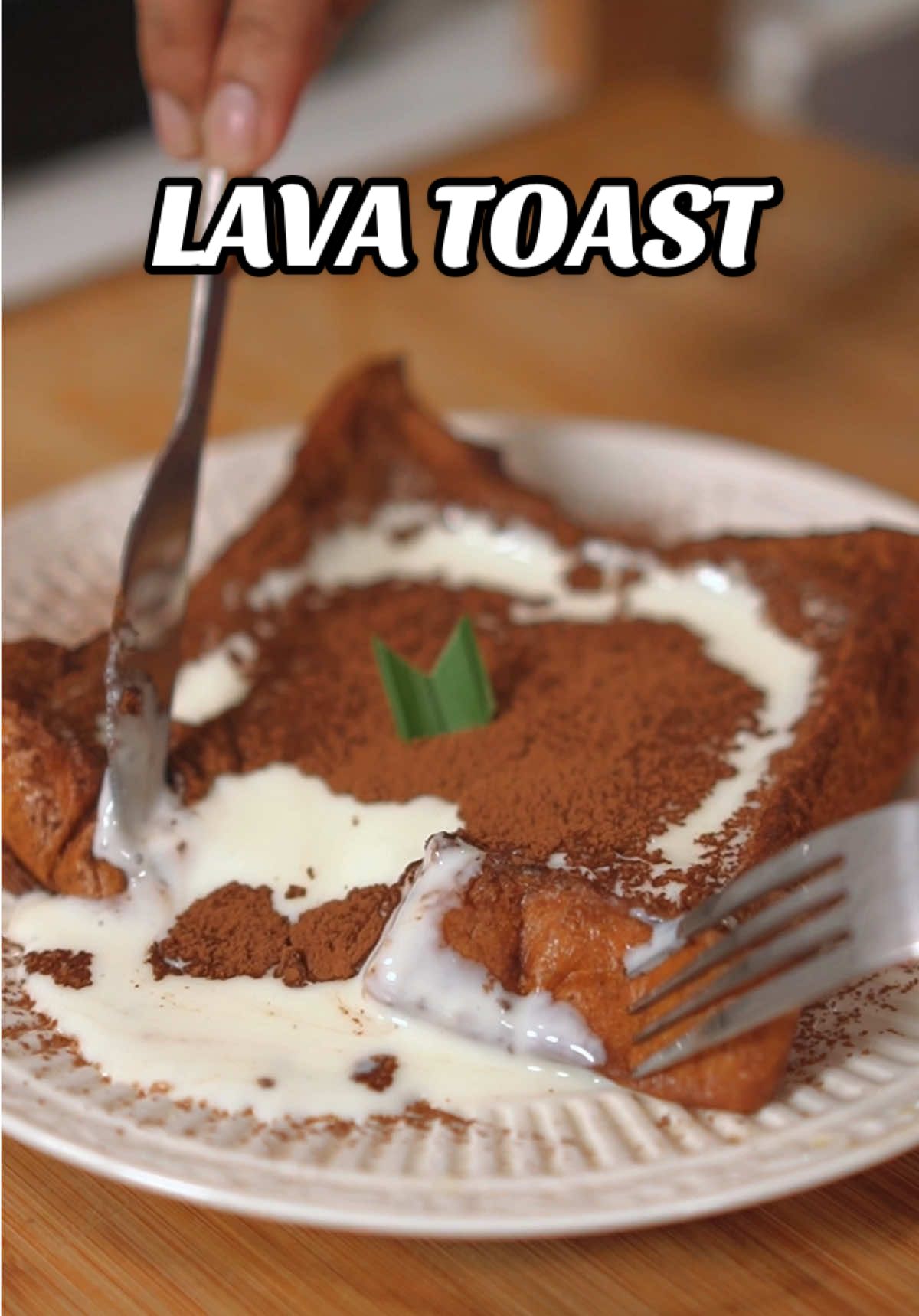 ✨ LAVA TOAST ✨ Buat yang belom kesempetan buat ke Bandung (apalagi kalo mager) , cusss coba bikin versi rumahannya Ada gg udah pernah coba? Bahan toast : - roti tawar - telur  - susu  - kayu manis - brown sugar Bahan siraman : - susu 300ml - maizena 2-3 sdm - gula 6 sdm - vanilla 1/2 sdt - rum (optional) - cocoa powder 🎥 by @makaansukasuka  👫🏻 @mikepurbaa @moi.sasha  #lavatoast #dirtymilo #frenchtoasts #frenchtoastrecipe #lavatoastrecipe 