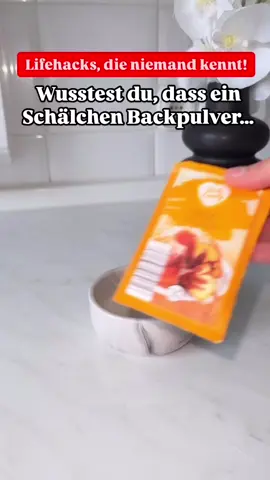 Abspeichern ✅Zwei Geheimwaffen im Kühlschrank? Backpulver gegen Gerüche, Salz gegen Feuchtigkeit! Kühlschrank müffelt & fühlt sich feucht an? Dann schnapp dir 🥄 Backpulver & 🧂 Salz, denn die zwei wirken wie Magie, und hier ist der Grund: ✨ Warum Backpulver hilft: Backpulver (Natron) ist eine alkalische Substanz, die Geruchsmoleküle neutralisiert, vor allem säurehaltige, wie sie von Lebensmitteln wie Käse, Fisch oder altem Gemüse entstehen. Es „fängt“ die Moleküle ein, anstatt sie nur zu überdecken. Ergebnis: Frischer Duft ganz ohne Duftspray! 💧 Warum Salz hilft: Salz ist hygroskopisch, dass bedeutet, es zieht Wasser aus der Luft. Das ist super im Kühlschrank, weil zu viel Feuchtigkeit Schimmel & Bakterien lieben. Ein Schälchen mit grobem Salz reduziert die Luftfeuchtigkeit und hält dein Gemüsefach länger trocken & frisch. Zwei natürliche Helfer, ganz ohne Chemie, aber mit Wirkung! Probier’s aus & gönn deinem Kühlschrank ein kleines Wellness-Upgrade & folg mir für die besten Haushaltstipps 👌✅ #cleaninghacks #kühlschranktipps #natürlichsauber #haushaltstricks #fridgefresh #momhacks 