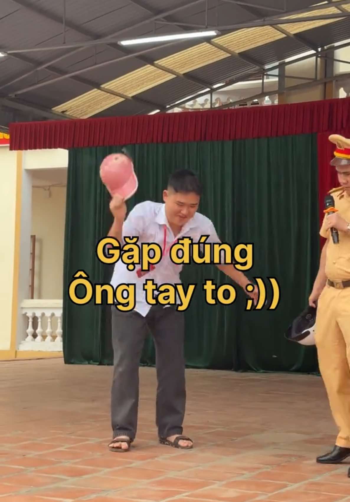 Hướng dẫn lựa chọn mũ bảo hiểm cho học sinh THPT Gia Phù #quanhonda #headthachhue #yadea #hondavietnam 