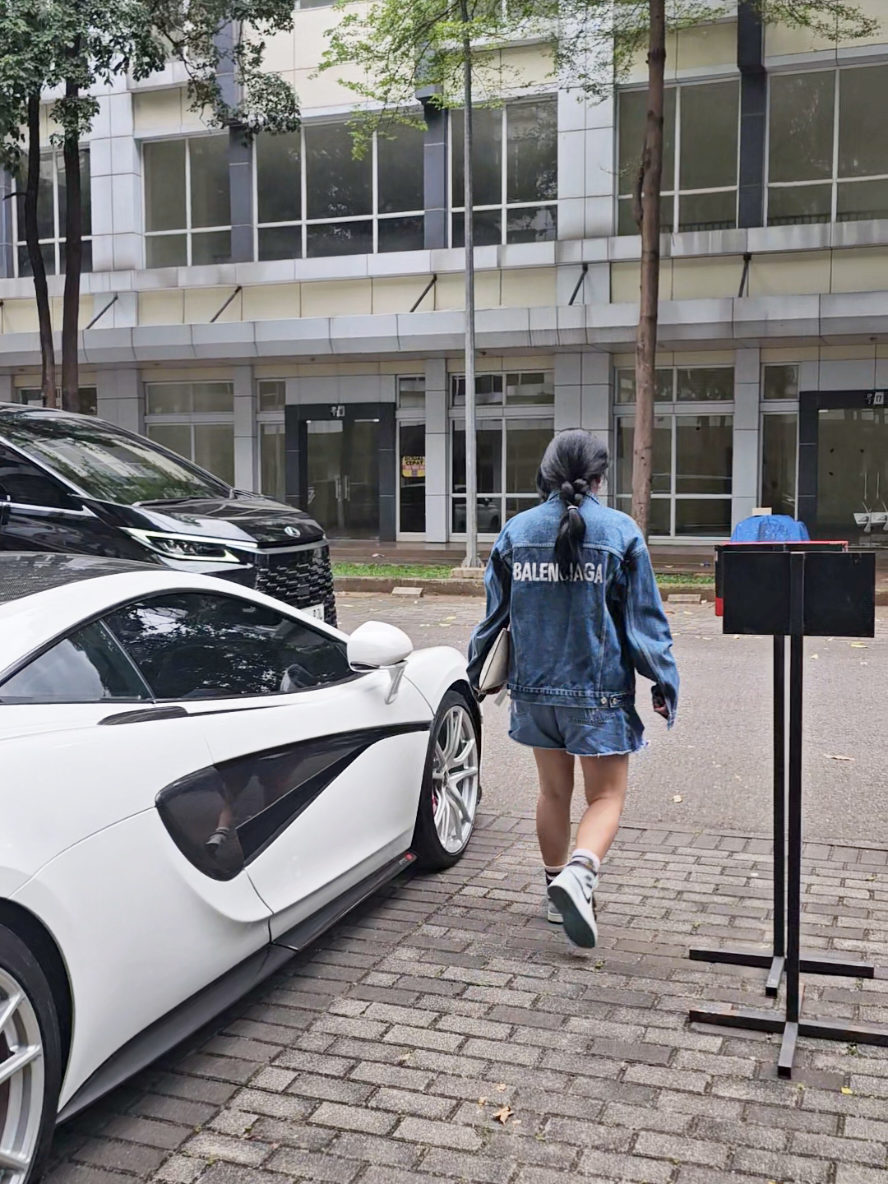 full meeting...cus meeting lagi...🚘 #sales #marketing #pjl #platinumjayalogistic #logistics #meeting #harapanindah #bekasi #kotabekasi #mcl #maclaren #white #lexuslm #lm 