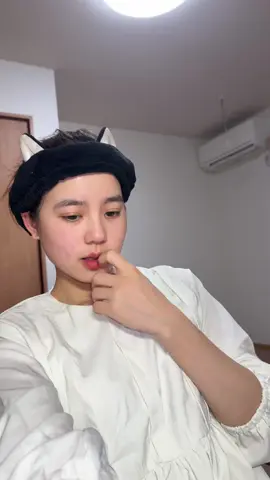 #左右非対称選手権 đi ngủ lúc 9h30 dậy lúc 6h mà mắt vẫn bị thâm, là sao vậy??