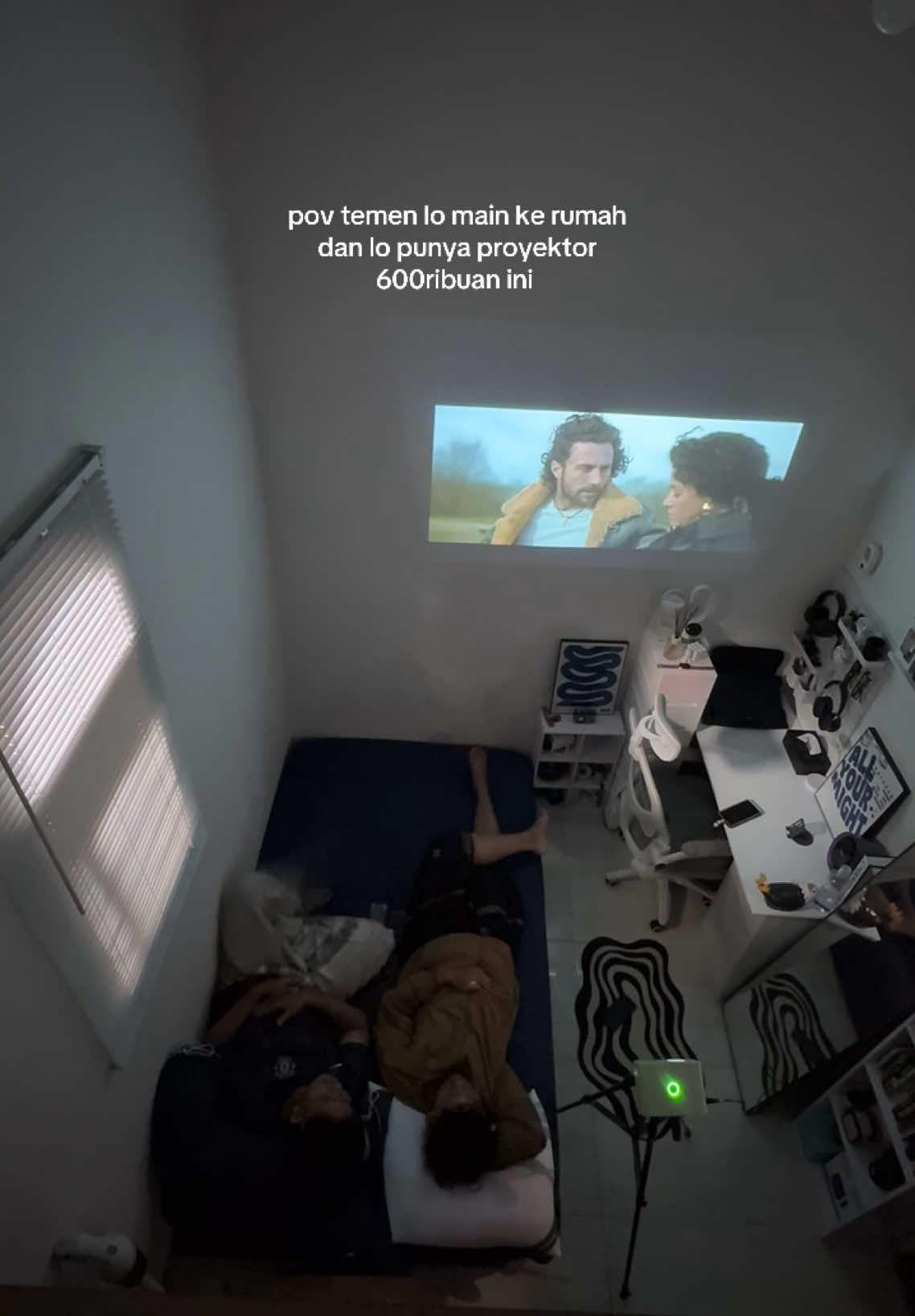 tiba tiba aja bikin #bioskopmini dikamar 👀💯  #proyektor #smartproyektor #androidproyektor #proyektorandroid #bioskop 