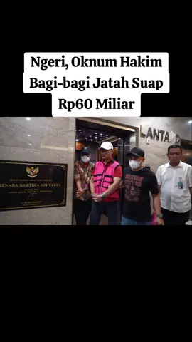 Kejaksaan Agung (Kejagung) membeberkan aliran dugaan suap yang mengguncang Pengadilan Negeri (PN) Jakarta Pusat terkait vonis lepas (ontslag) dalam perkara korupsi ekspor crude palm oil (CPO). Tiga hakim yang terlibat, yakni Djuyamto (DJU), Agam Syarif Baharudin (ASB), dan Ali Muhtarom (AM), kini resmi ditetapkan sebagai tersangka. Direktur Penyidikan Jampidsus Kejagung, Abdul Qohar, dalam konferensi pers dini hari, Senin (14/4/2025), menyebut uang senilai Rp60 miliar disiapkan untuk “mengatur” putusan bebas terdakwa korporasi minyak goreng. Kasus bermula dari permintaan advokat tersangka korporasi, Ariyanto (AR), untuk mengurus perkara korupsi CPO agar diputus lepas (ontslag). Ariyanto diduga menyiapkan dana Rp20 miliar untuk tujuan tersebut. “Untuk mengurus perkara korupsi korporasi minyak goreng dengan permintaan agar perkara tersebut diputus ontslag dengan menyiapkan uang sebesar Rp20 miliar,” jelas Qohar. Ariyanto menghubungi Wahyu Gunawan (WG), seorang panitera muda perdata Pengadilan Negeri Jakarta Utara, untuk menyampaikan permintaannya. Wahyu kemudian meneruskan permintaan tersebut kepada Muhammad Arif Nuryanta (MAN), yang saat itu menjabat sebagai Wakil Kepala PN Jakarta Pusat. Merespons permintaan tersebut, MAN menyetujuinya, namun dengan mengajukan permintaan uang sebesar tiga kali lipat, menjadi Rp60 miliar. AR menyanggupi permintaan tersebut dan menyerahkan uang sejumlah Rp60 miliar dalam bentuk mata uang dolar AS kepada Wahyu. Wahyu selanjutnya menyerahkan uang suap tersebut kepada MAN. Atas perannya sebagai perantara, Wahyu menerima imbalan sebesar 50.000 dolar AS dari MAN. “Jadi, Wahyu Gunawan pun dapat bagian setelah adanya penyerahan uang tersebut,” sebutnya. MAN lantas menunjuk majelis hakim yang terdiri dari tersangka DJU, ASB, dan AM untuk menangani perkara korupsi CPO tersebut. “Tersangka DJU sebagai ketua majelis, tersangka AM sebagai hakim ad hoc, dan ASB sebagai anggota majelis,” ujarnya. Setelah surat penetapan sidang diterbitkan, MAN memanggil DJU dan ASB untuk memberikan uang dolar senilai Rp4,5 miliar sebagai “uang baca berkas perkara” dan menyampaikan pesan agar perkara tersebut “diatensi”. Oleh DJU, uang tersebut kemudian dibagi-bagikan kepada ASB dan AM. “Uang tersebut diberikan sebagai uang untuk baca berkas perkara dan Muhammad Arif Nuryanta menyampaikan kepada dua orang tersebut agar perkara diatensi,” terangnya. Pembayaran tak berhenti di situ. MAN kembali menyerahkan uang dalam bentuk dolar yang bila dirupiahkan senilai Rp18 miliar. Uang tersebut kemudian dibagi yakni DJU Rp6 miliar, AM Rp5 miliar, dan ASB Rp4,5 miliar “Ketika hakim mengetahui tujuan dari penerimaan uang agar perkara diputus ontslag, dan hal ini menjadi nyata ketika tanggal 19 Maret 2025 perkara korporasi minyak goreng telah diputus ontslag oleh majelis hakim,” katanya. Ketiga hakim kini dijerat dengan Pasal 12 huruf c junto Pasal 12 huruf b, Pasal 6 ayat (2), dan Pasal 18 UU Nomor 31 Tahun 1999 tentang Pemberantasan Tindak Pidana Korupsi yang telah diubah dengan UU Nomor 20 Tahun 2021. Mereka juga dikenakan Pasal 55 ayat (1) ke-1 KUHP. Dengan penetapan ini, total tersangka dalam kasus suap ini menjadi tujuh orang, termasuk empat tersangka sebelumnya, WG (panitera), MS (advokat), AR (advokat), dan MAN, yang kini menjabat sebagai Ketua PN Jakarta Selatan, tapi terlibat saat masih menjabat Wakil Ketua PN Jakpus. (***)  #kejaksaanagung #kejagung #viral #fyp #fyi #hukum #jaksa #jaksaagung #pusatpeneranganhukum #puspenkum #korupsi #korupsicpo #jampidsus #operasitangkaptangan #ott