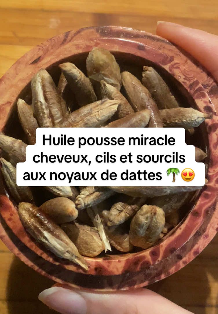 Huile pousse miracle maison 100% naturelle, inspirée d’un secret des grand-mères algériennes 🇩🇿 pour des cheveux forts, brillants et longs, des sourcils plus fournis et des cils plus longs 😍 Noyaux de dattes + clous de girofle = combo magique pour stimuler la pousse, freiner la chute et purifier le cuir chevelu 😍 Facile à faire, ultra efficace. À tester absolument ! 🔥 Ingrédients : – Noyaux de dattes  – Clous de girofle – Huile végétale de votre choix  (olive, moutarde, ricin, nigelle, coco, pépins de raisin…) À éviter sur les cils si tu as les yeux sensibles ❌ À appliquer 1 à 2x/semaine  Enregistre la recette, partage à une copine qui galère avec ses cheveux, et abonne toi pour d'autres recettes naturelles ❤️ #poussedecheveux #chutecheveux #cheveux #cheveuxlongs #huilepoussecheveux #cloudegirofle #clove #dattes #remedenaturel #recette #beauté #recettefacile #produitsnaturels #soinscheveux #soincheveux #huilecheveux #GlowUp #dz #algerienne #algerie #soinnaturel #hairgrowth #cils #sourcils #challengeelite360 #fyp #pourtoi #foryoupage❤️❤️    