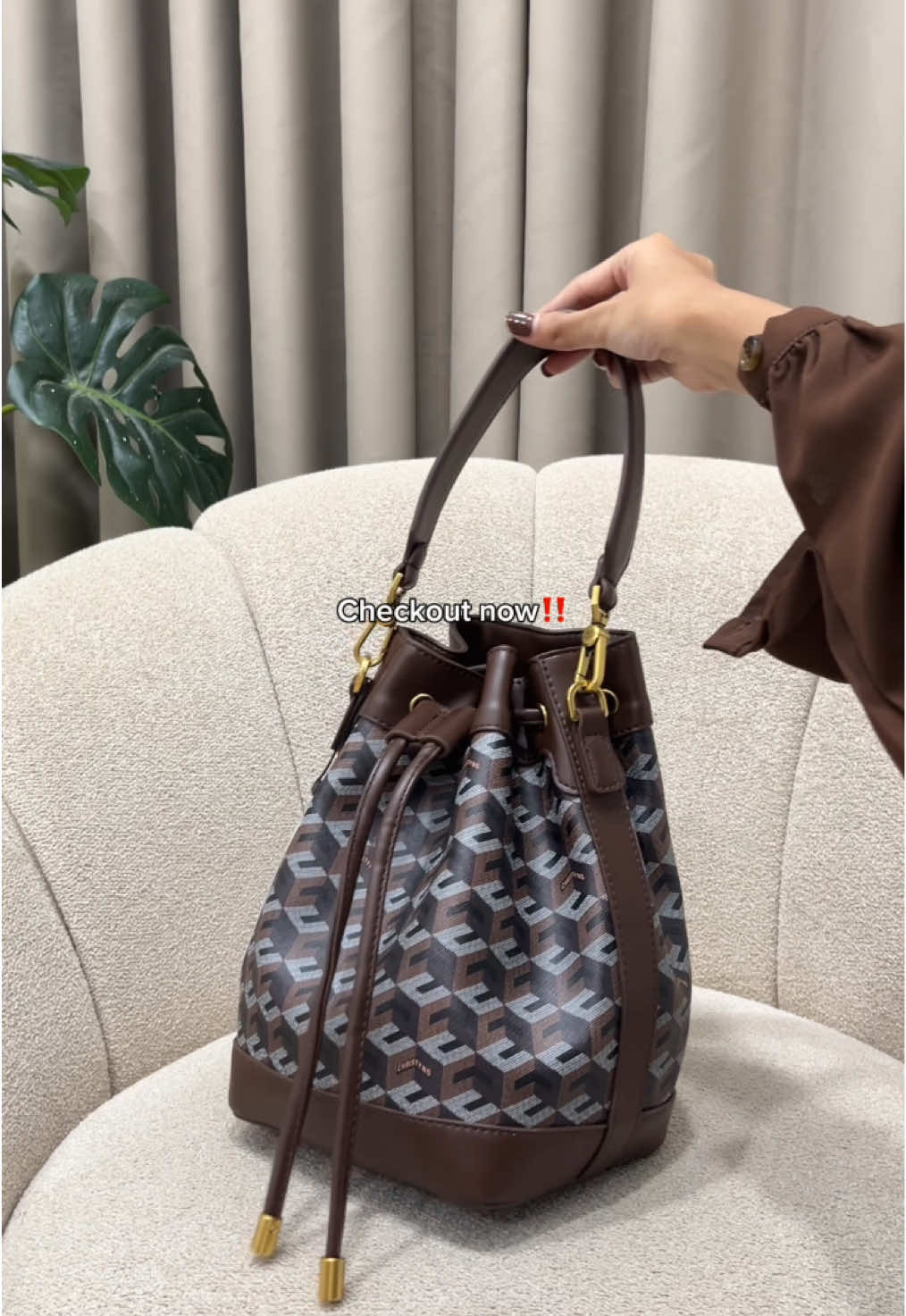 Siapa nih yang belum punya Giorgio? Nah, kebetulan banget kita udah open pee-order lagi untuk Giorgio Bucket ini🙌🏻 #jastiptrusted #jastipmalaysia #christyng #giorgiobucketchristyng 