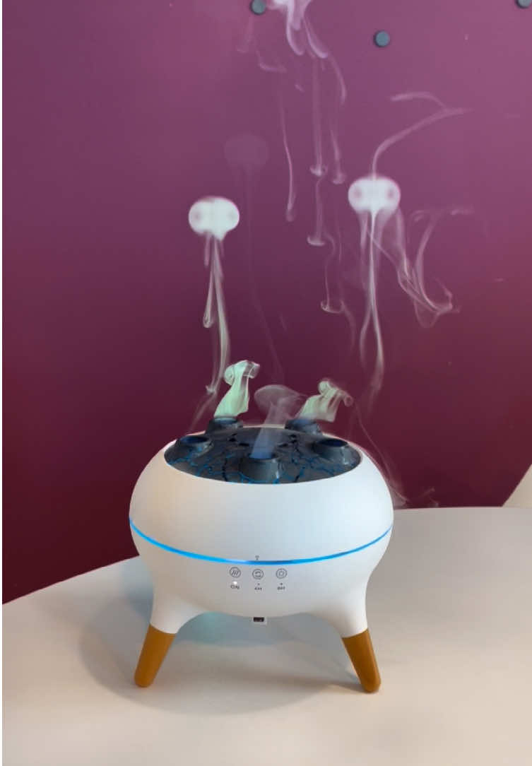 ¿Alguna vez habías visto un humidificador igual? 🪼  Link en nuestra biografía 🔗  #medusa #oceano #roomdecor #humidifier #humidificador #jellyfish 