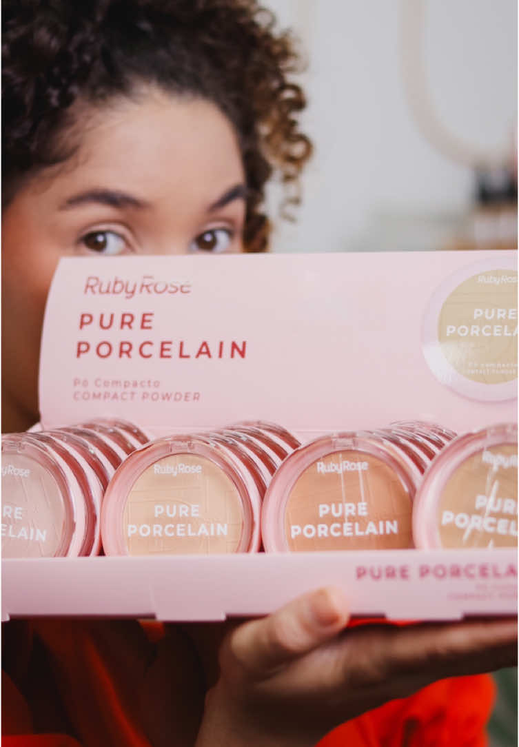 Tô passada com o Pó Compacto Purê Porcelain da Ruby Rose! Tem uma cobertura linda. Deixa a pele sem imperfeições, controlando a oleosidade ao longo do dia. Bem fininho e suave um toque aveludado com uma cobertura média para alta!  Já está disponível no nosso site linda 🧡  Só um spoiler: Tu vai amar viu certeza 🤭 #Rubyrose #pocompacto #compacto #pó #pureporcelain 