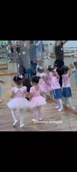 masyaallah anak bayik lagi les balet lucu amat sih mon🤏😍 #cutraifaaramoana 
