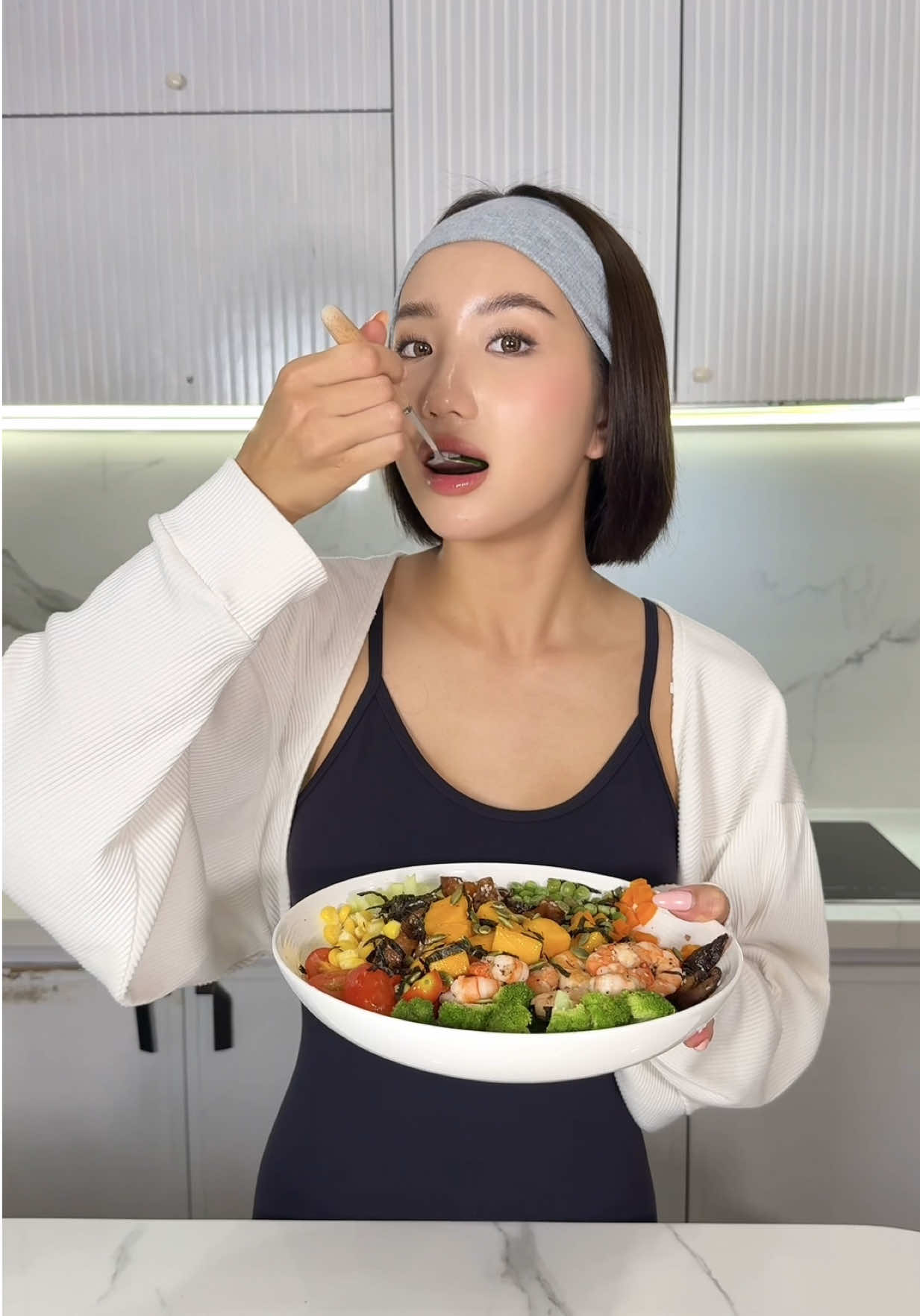 Cùng Huyền ăn sạch sống xanh với tô Poke Bowl đầy sắc màu nha 🥦 #lethikhanhhuyen 	#healthyfoodideas #pokebowl