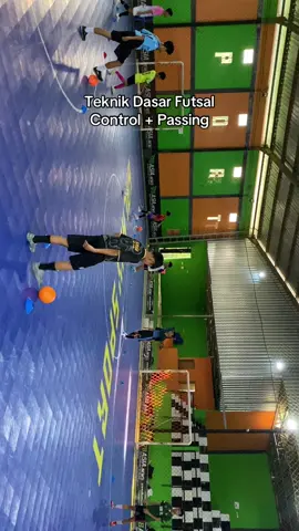 Teknik dasar futsal : Control + Passing (wajib bisa) #futsal #fyp 
