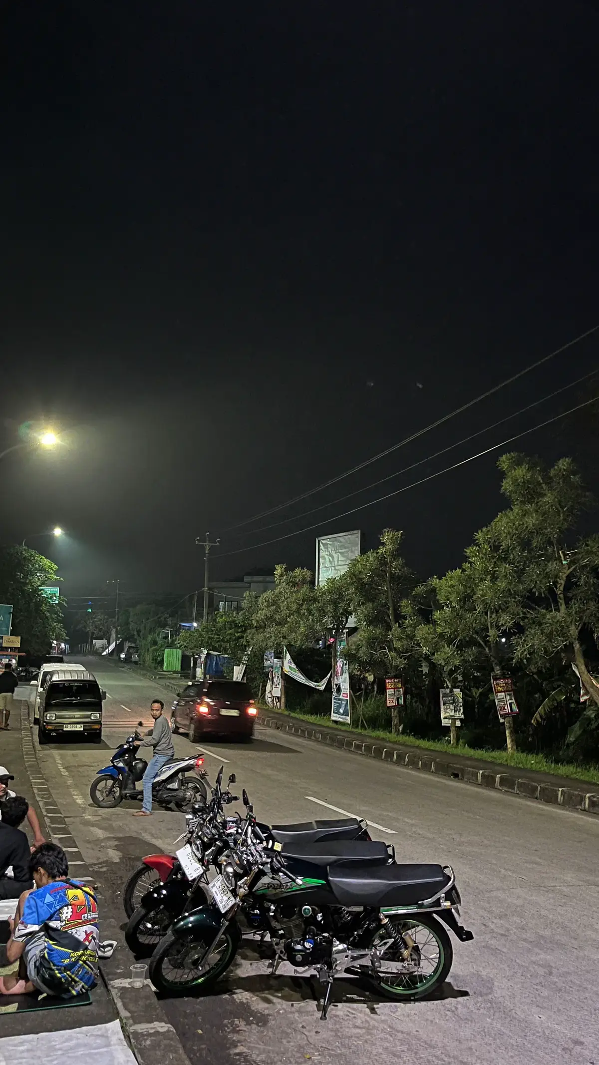 nongkrong murah meriah karo nonton motor lewat 😜  #mentahan #bahanswmu #foto 