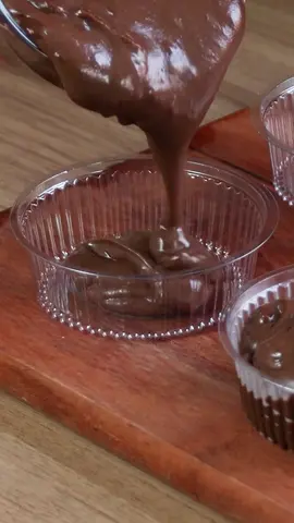 A G640 é uma embalagem multiuso, redonda e com tampa. Com capacidade para 170ml é a embalagem perfeita para doces, balas, oleaginosas, frutas secas e outros. Sua tampa oferece uma excelente vedação, garantindo que o produto fique mais seguro e dure por mais tempo dentro da embalagem. Seu desing e sua cor cristal permitem que o produto seja visualizado perfeitamente, chamando ainda mais a atenção de seus clientes, e conta com a qualidade inquestionável Galvanotek, que é líder no seguimento.  #confeitariaartesanaleafetiva💕  #sobremesa  #sobremesafácil  #embalagemparadocinhos