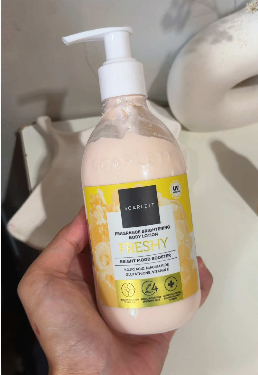 Suka banget cerahnya tu gak lebay, dan gak abu-abu, Kalau aku yang pasti pasti aja sih 😌 #lotion #scarlett 