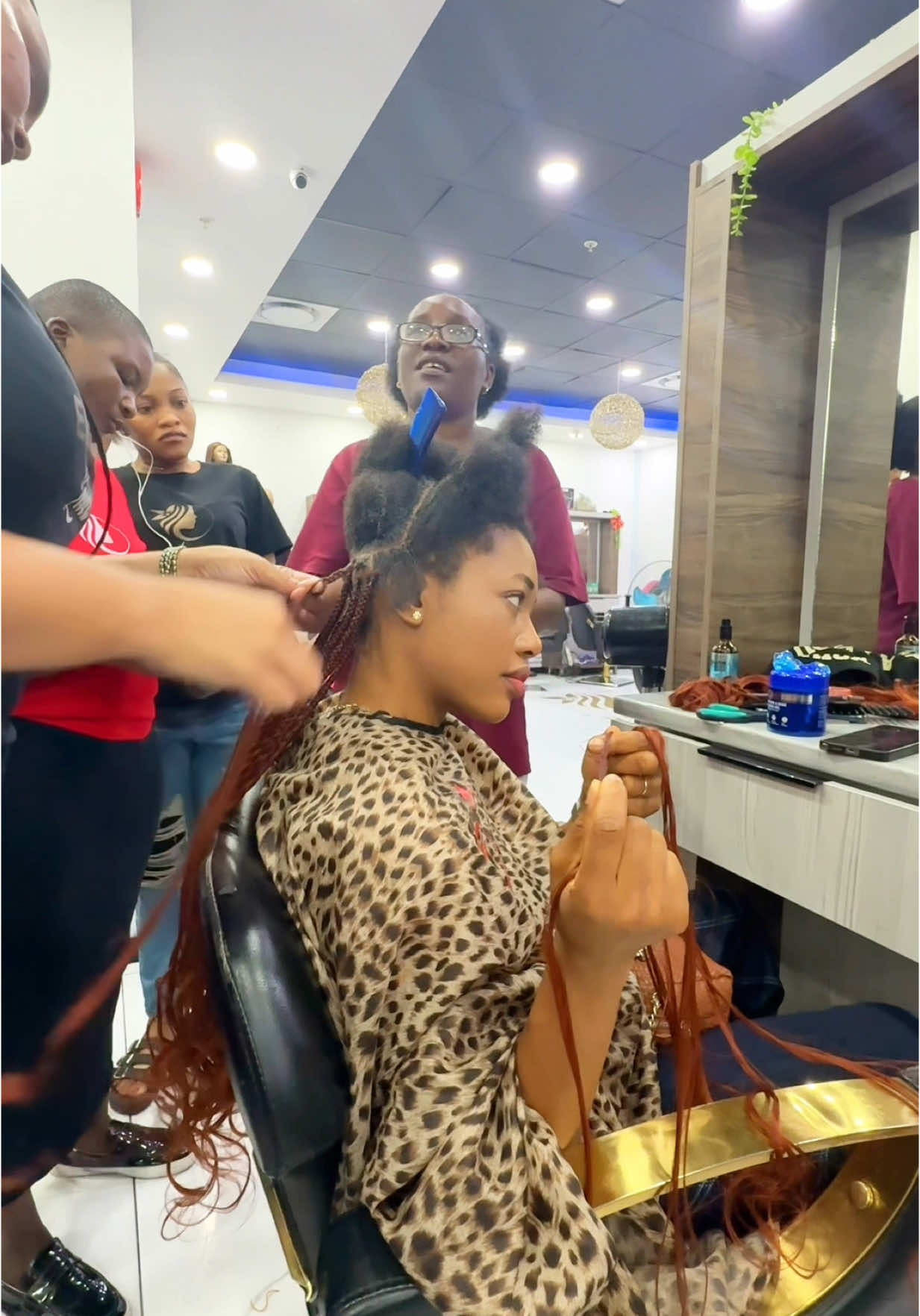 The feeling of a lot of hands on my hair 😍#naturalhair #braids #hairstyle #olivia_chukwu #southafrica 