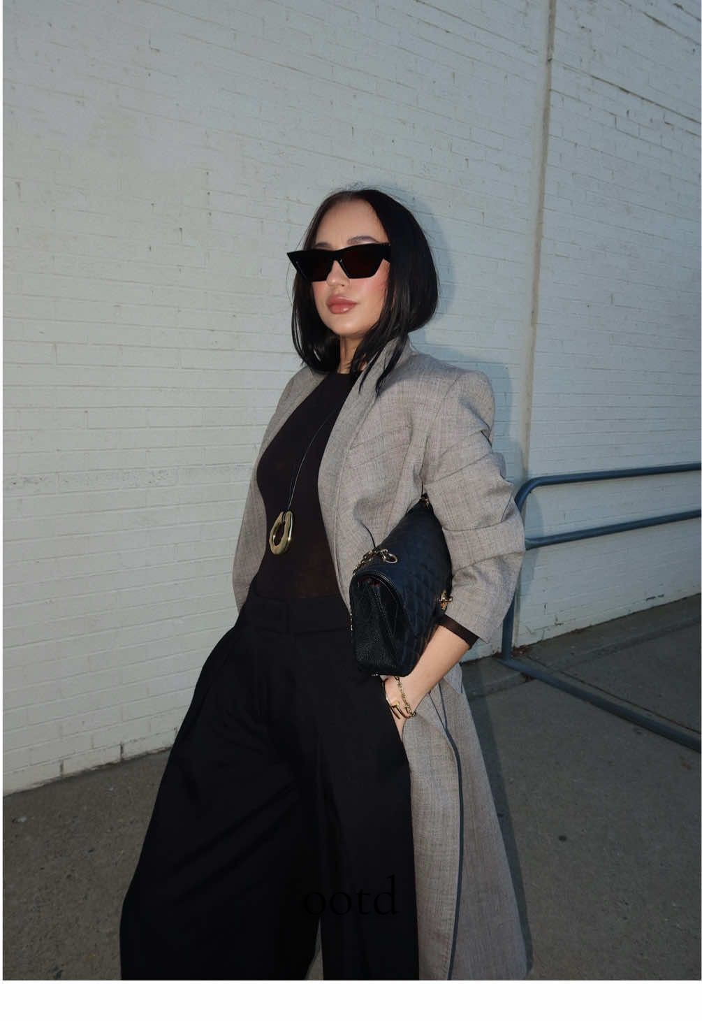 Classic with a modern twist 😎 #styletok #barrelpants #oversizedstyle #oversizedpants #styletok #styleinspo #ootdfashion #fyp #ootdfashion #trenchcoat 